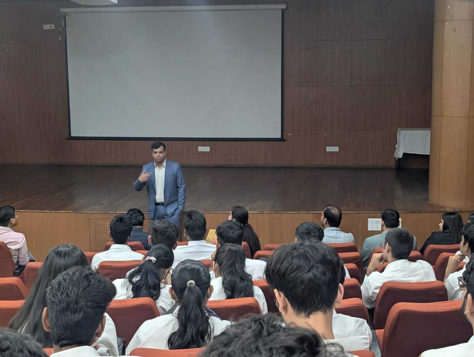 Talking to engineering students on campus - the same room EVANEX is built for.